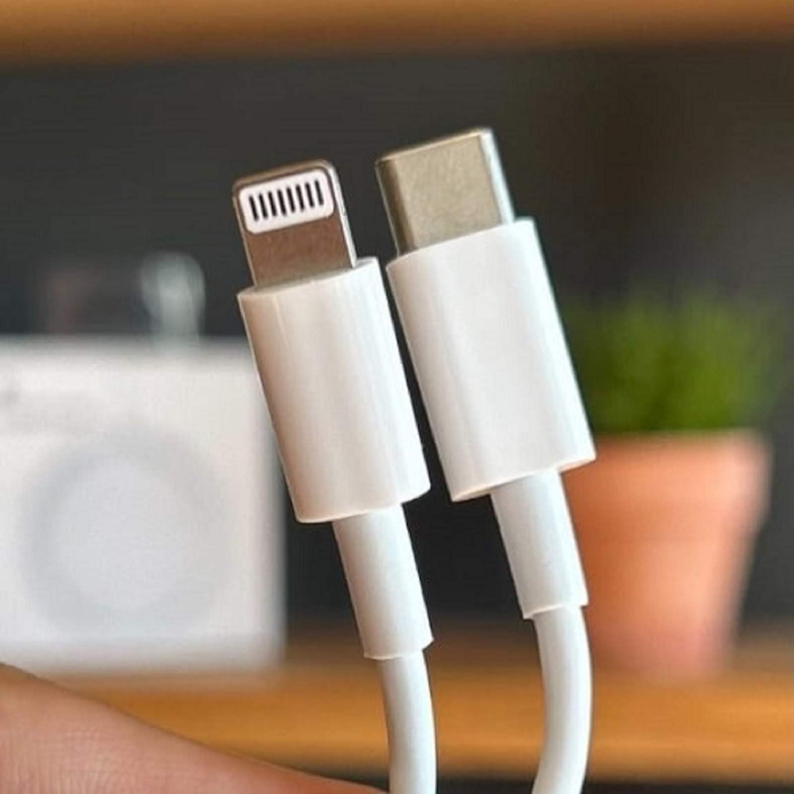 شاحن آبل  20 واط + كيبل USB-C إلى Lightning بطول 1 متر – متوافق مع جميع أجهزة iPhone و iPad 